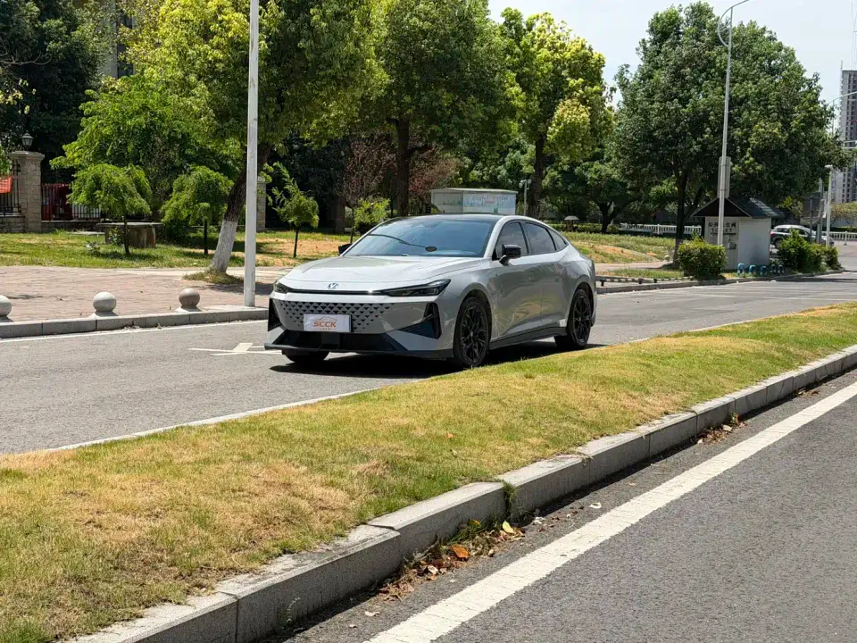 Changan UNI-V 1.5T Deluxe 2024