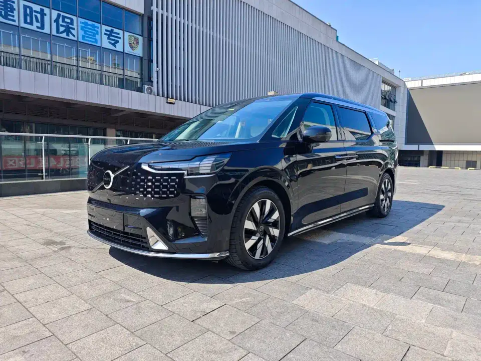 Volvo EM90 Ultra Six-Seater 2024