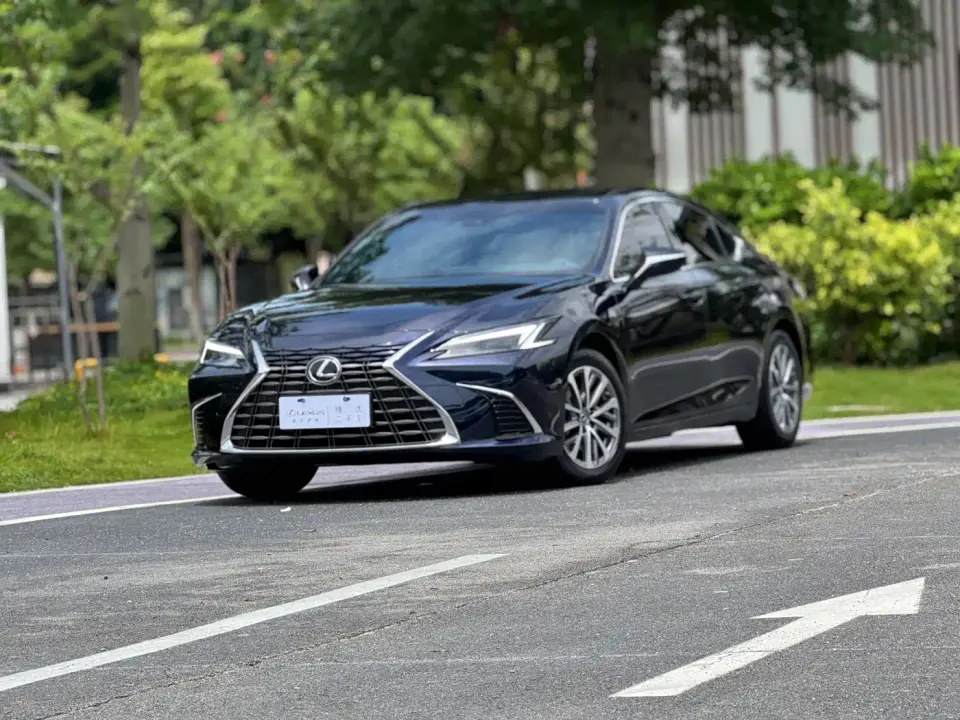 Lexus ES 300h Ultimate Edition 2025