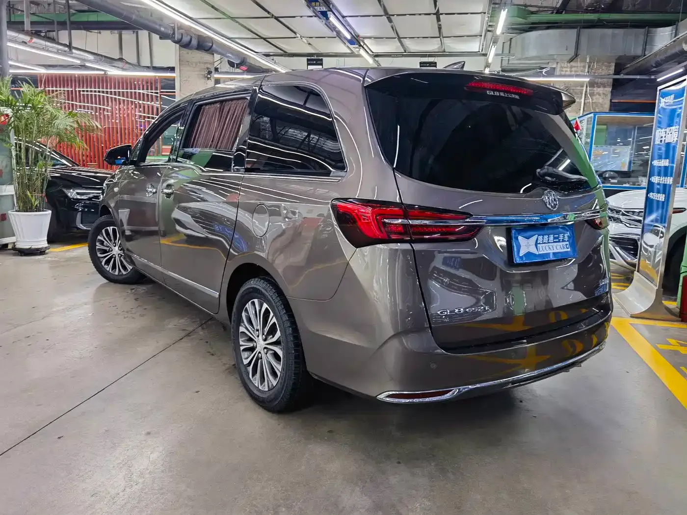 Buick GL8 Land Business Class 652T Luxury 2023 — фото 6