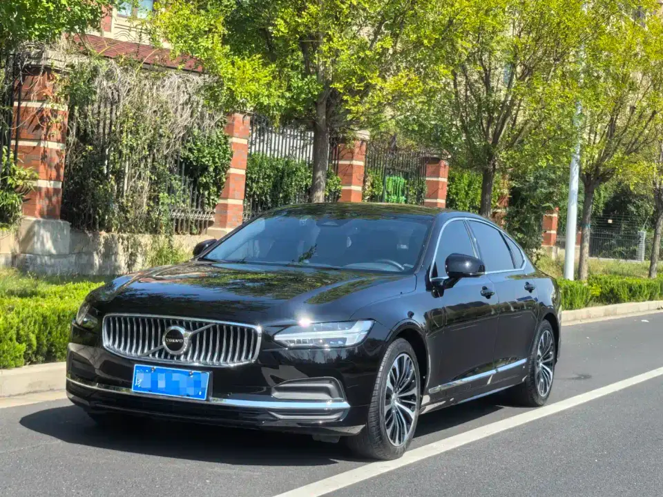 Volvo S90 B5 Momentum Luxury Edition 2024