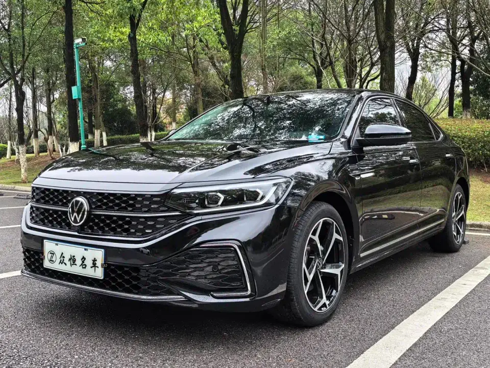 Volkswagen Passat Facelift 330TSI Starlight Luxury Edition 2023