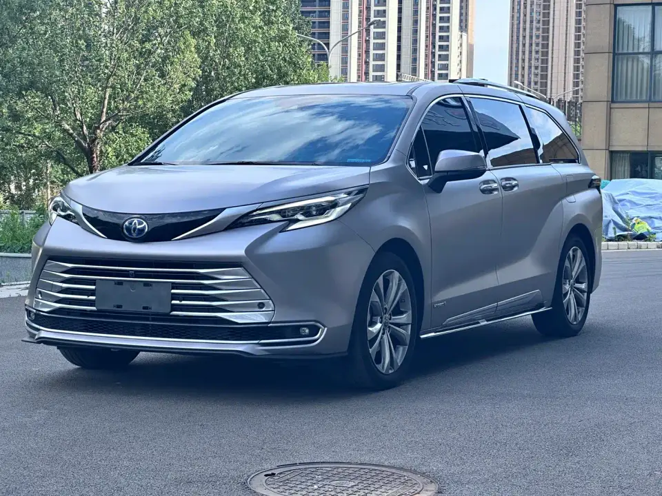 Toyota Sienna 2.5L Hybrid Platinum Edition 2023