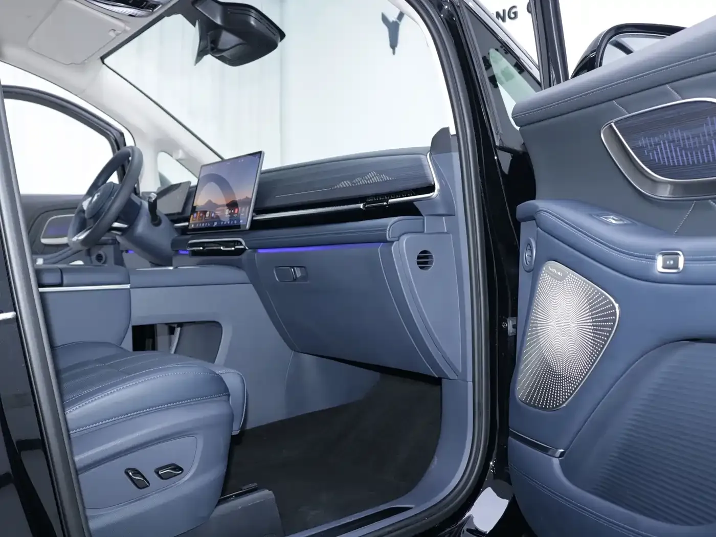 Voyah Auto Voyah Dreamer Model PHEV Basic Version 2025 — фото 5