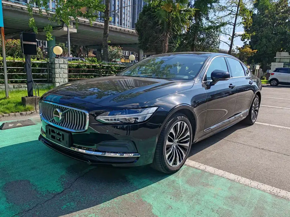 Volvo S90 B5 Momentum Luxury Edition 2024