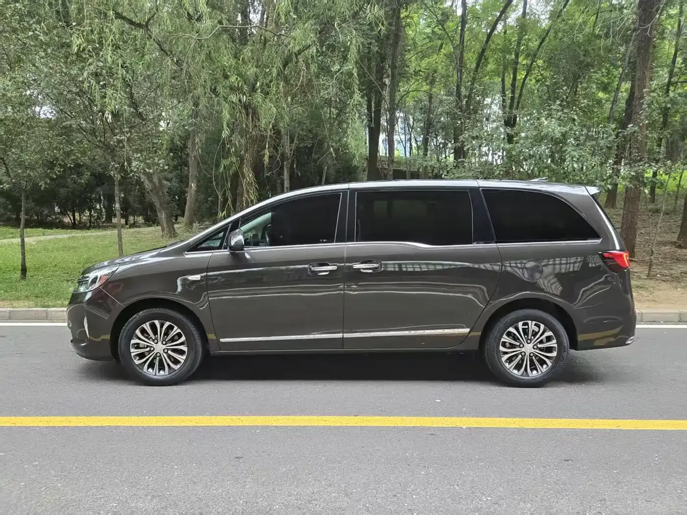 Buick GL8 Land Business Class 652T Luxury 2021 — фото 3