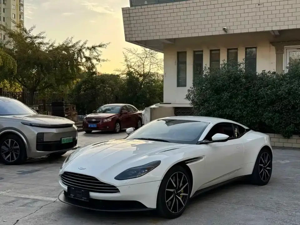 Aston Martin DB11 Model 4.0T V8 Coupe 2019