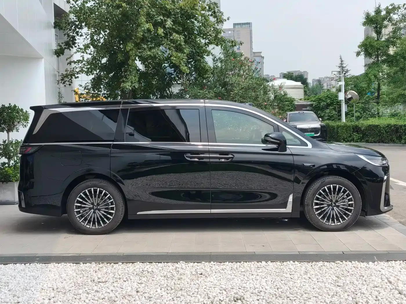 Voyah Auto Voyah Dreamer Model PHEV Basic Version 2025 — фото 3