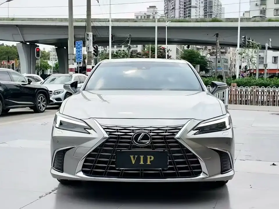 Lexus ES 300h Ultimate Edition 2025