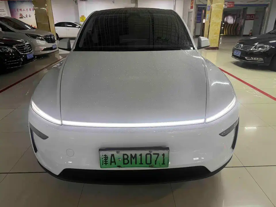 Tesla Model Y Rear-Wheel Drive 2025
