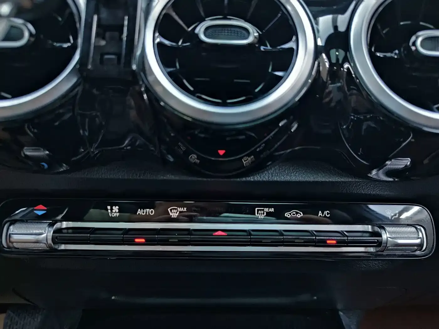 Mercedes-Benz GLB-Class GLB 180 Dynamic 2020 — фото 18