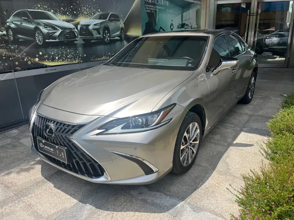 Lexus ES 300h Excellence Edition 2024