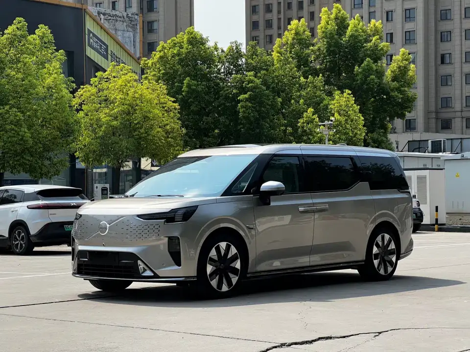 Volvo EM90 Ultra Six-Seater 2024