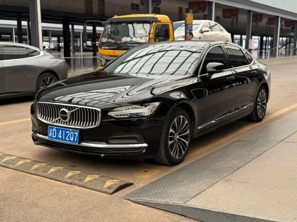 Volvo S90 B5 Momentum Luxury Edition 2024