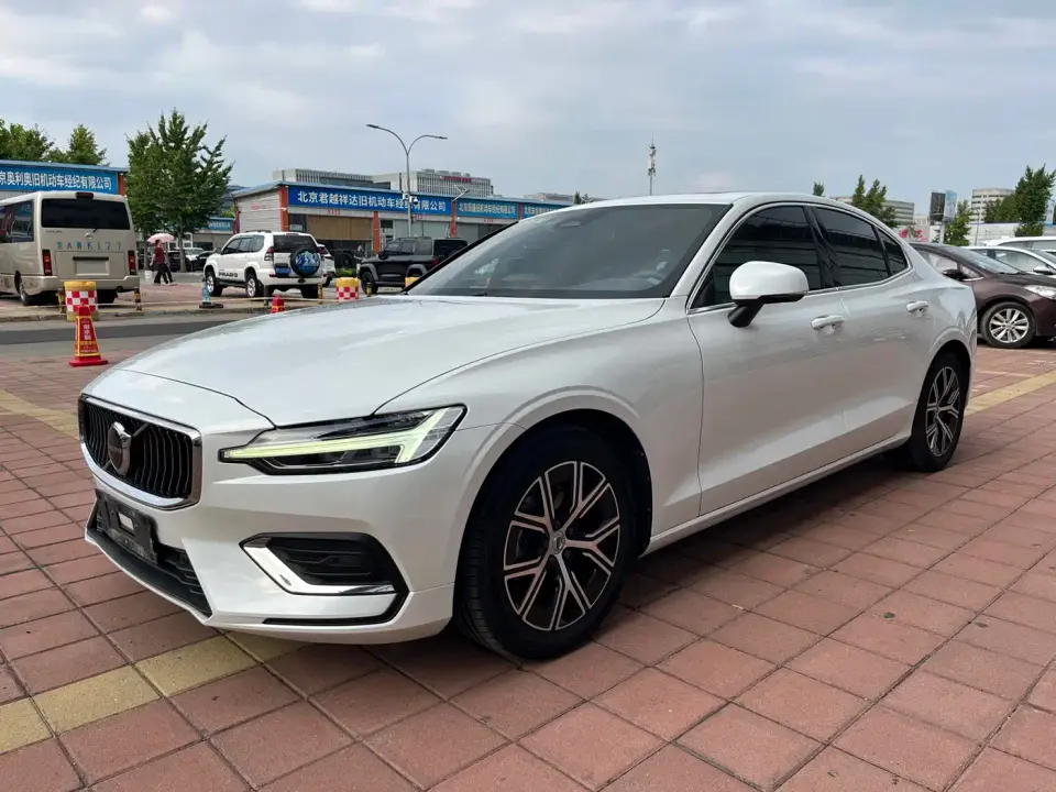 Volvo S60 B4 Smart Comfort Luxury Edition 2023