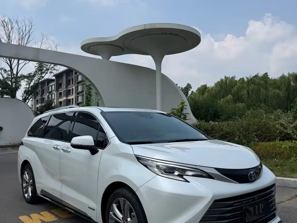 Toyota Sienna 2.5L Hybrid Platinum Edition 2024