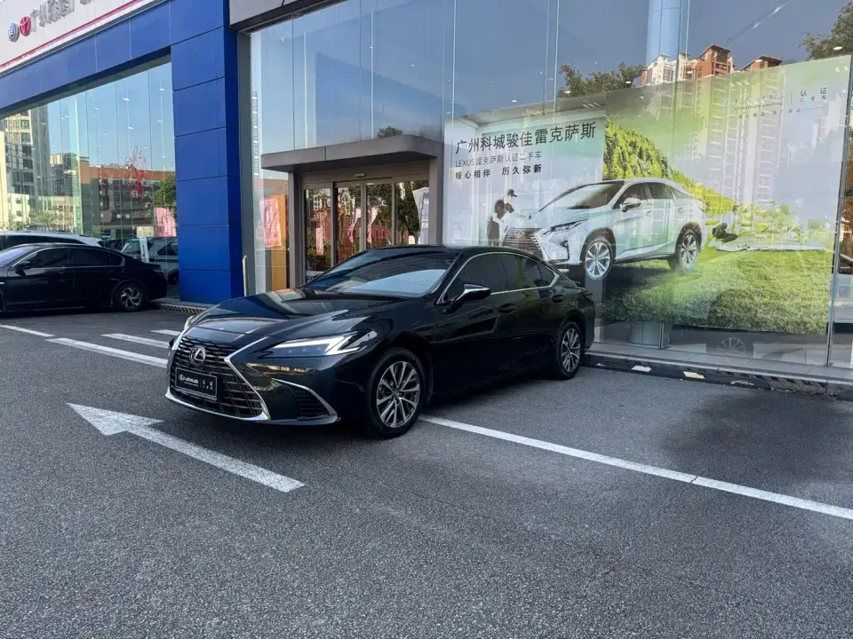 Lexus ES 300h Ultimate Edition 2025