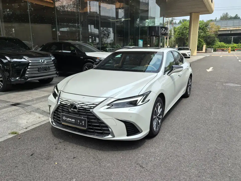 Lexus ES 300h Ultimate Edition 2025