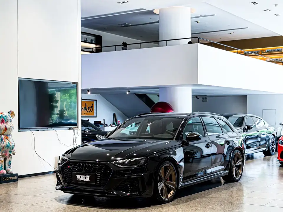 Audi RS 4 Model RS4 Avant Dark Gold Edition 2024