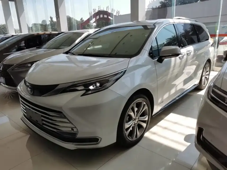 Toyota Sienna 2.5L Hybrid Platinum Edition 2023