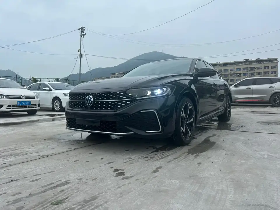 Volkswagen Passat 330TSI Starlight Luxury Edition 2023