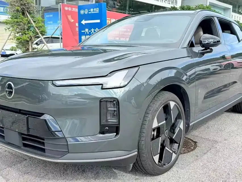 Volvo XC70 Plug-in Hybrid High-end Version 2025