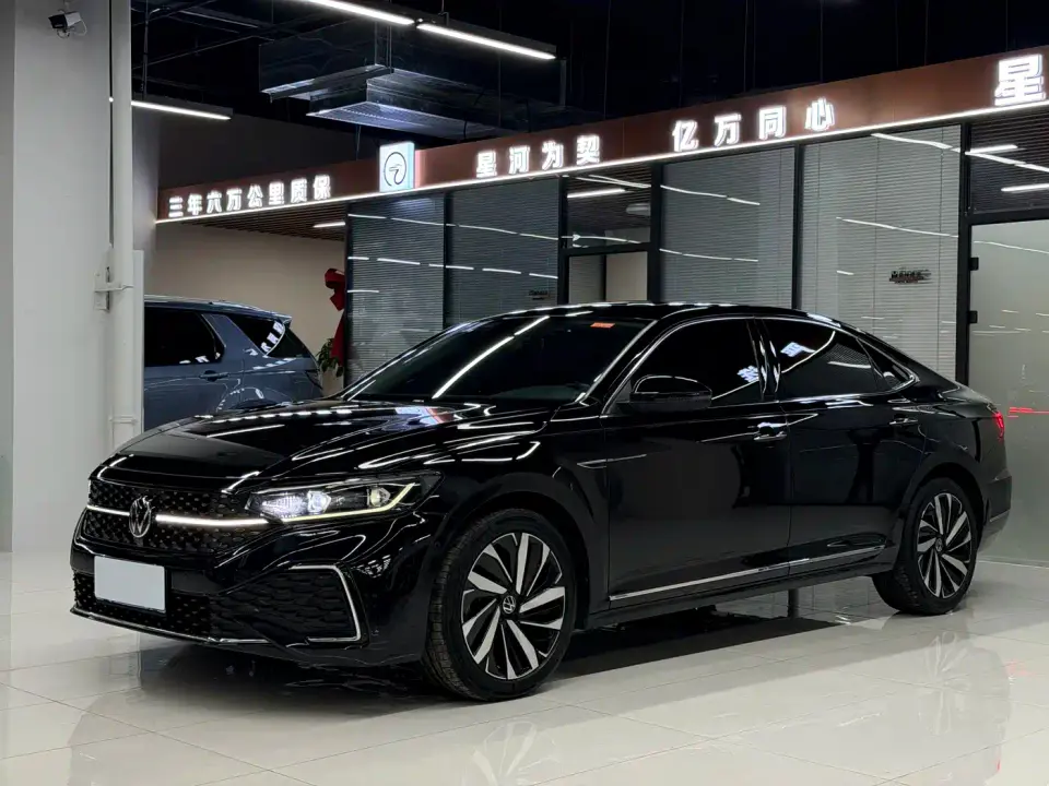 Volkswagen Passat 330TSI Starlight Luxury Edition 2022