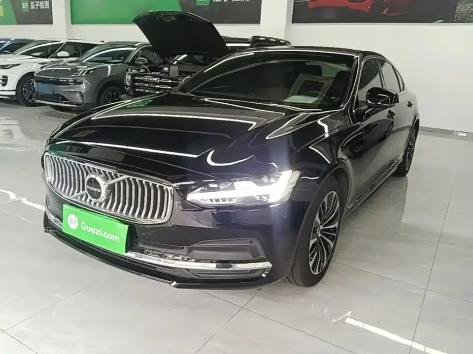 Volvo S90 B5 Momentum Luxury Edition 2024