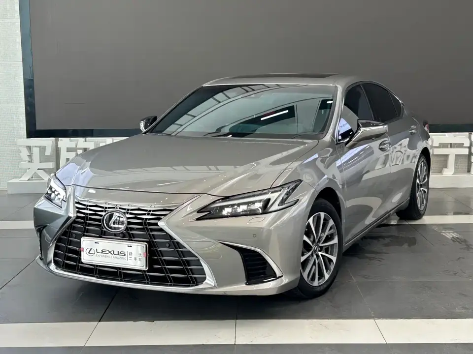 Lexus ES 300h Ultimate Edition 2025
