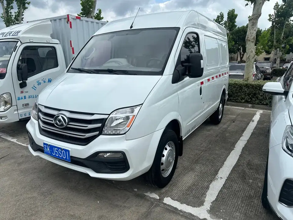 SAIC Maxus Xintu V80 2.0T Manual Classic City Delivery King Short Wheelbase Medium Roof 3-seater 2021