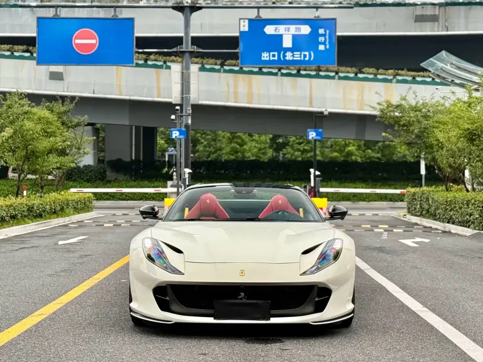 Ferrari 812 6.5L GTS 2023