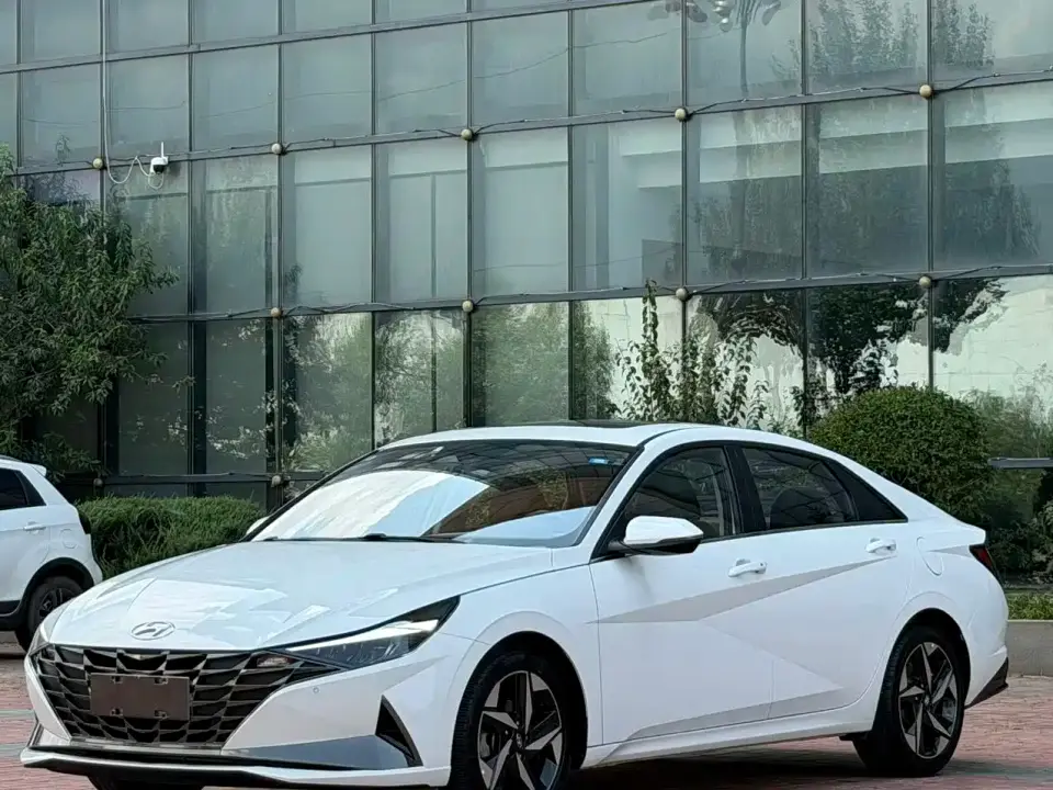Hyundai Elantra 1.5L CVT LUX Premium Edition 2022