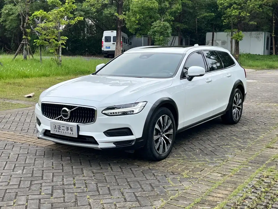 Volvo V90 Cross Country B5 AWD Momentum 2022