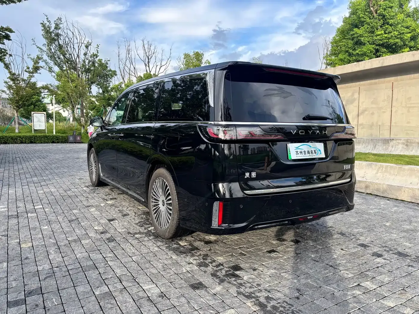 Voyah Auto Voyah Dreamer PHEV AWD Excellent Kunpeng Edition 2026 — фото 15