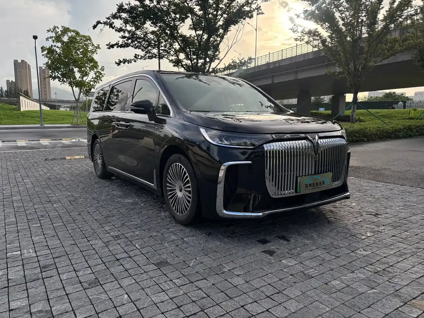 Voyah Auto Voyah Dreamer PHEV AWD Excellent Kunpeng Edition 2026 — фото 2