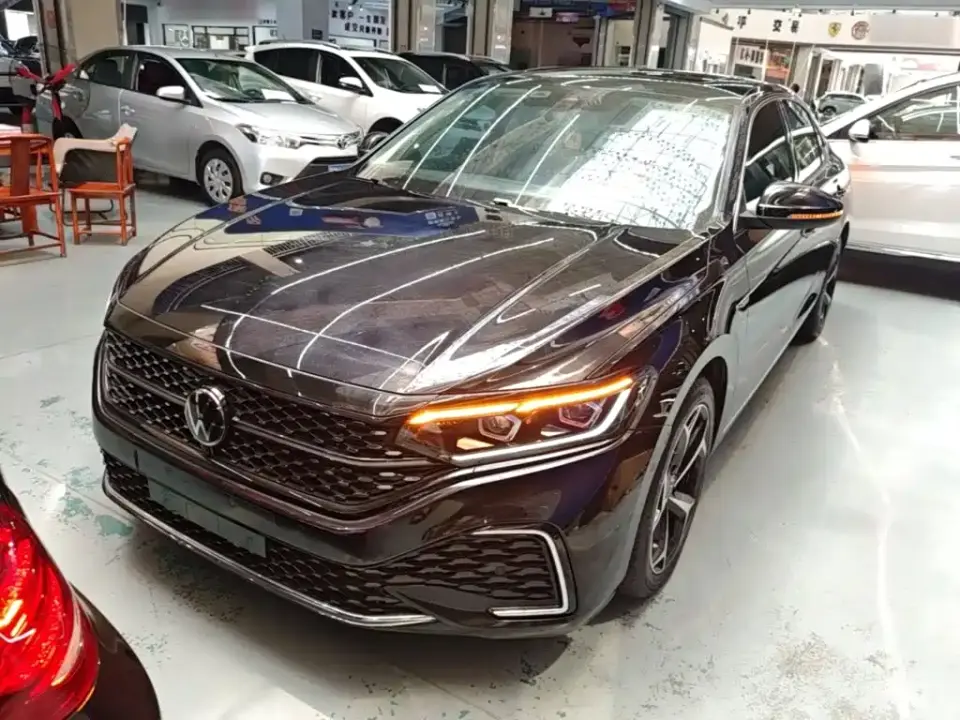 Volkswagen Passat Facelift 330TSI Starlight Luxury Edition 2023