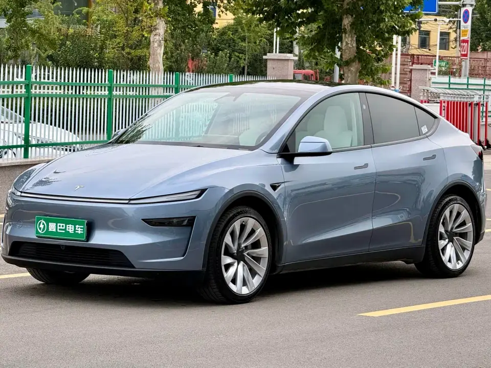 Tesla Model Y Long Range All-Wheel Drive 2025