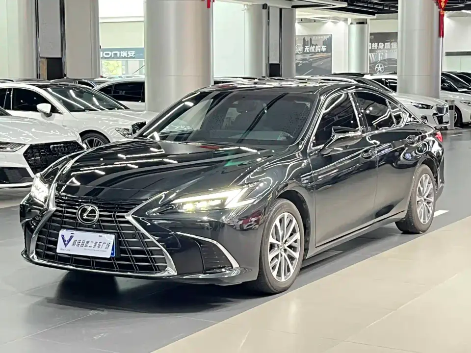 Lexus ES 300h Ultimate Edition 2025