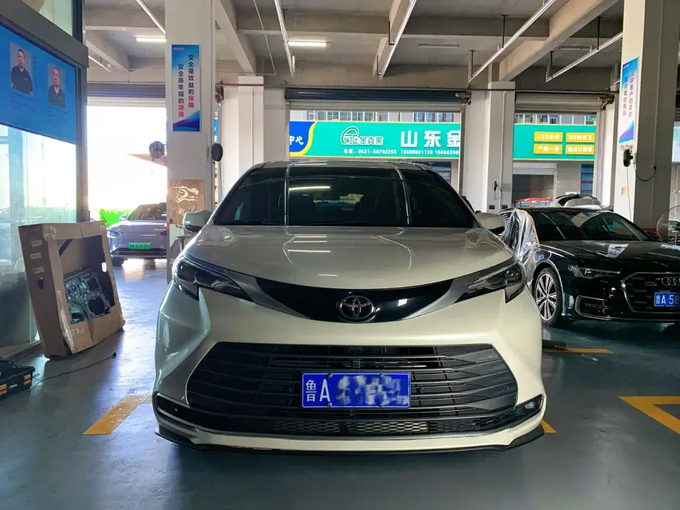 Toyota Sienna 2.5L Hybrid 4WD Premium Edition 2024