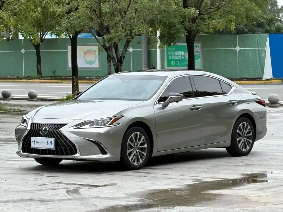 Lexus ES 300h Excellence Edition 2024