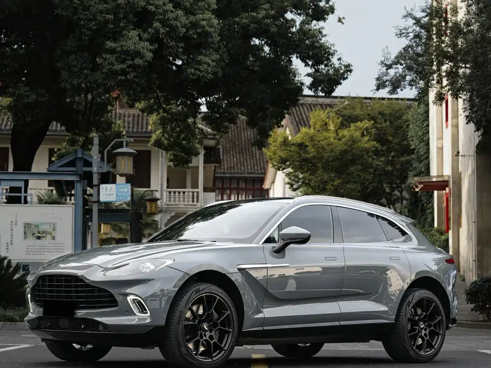 Aston Martin DBX 4.0T V8 2022