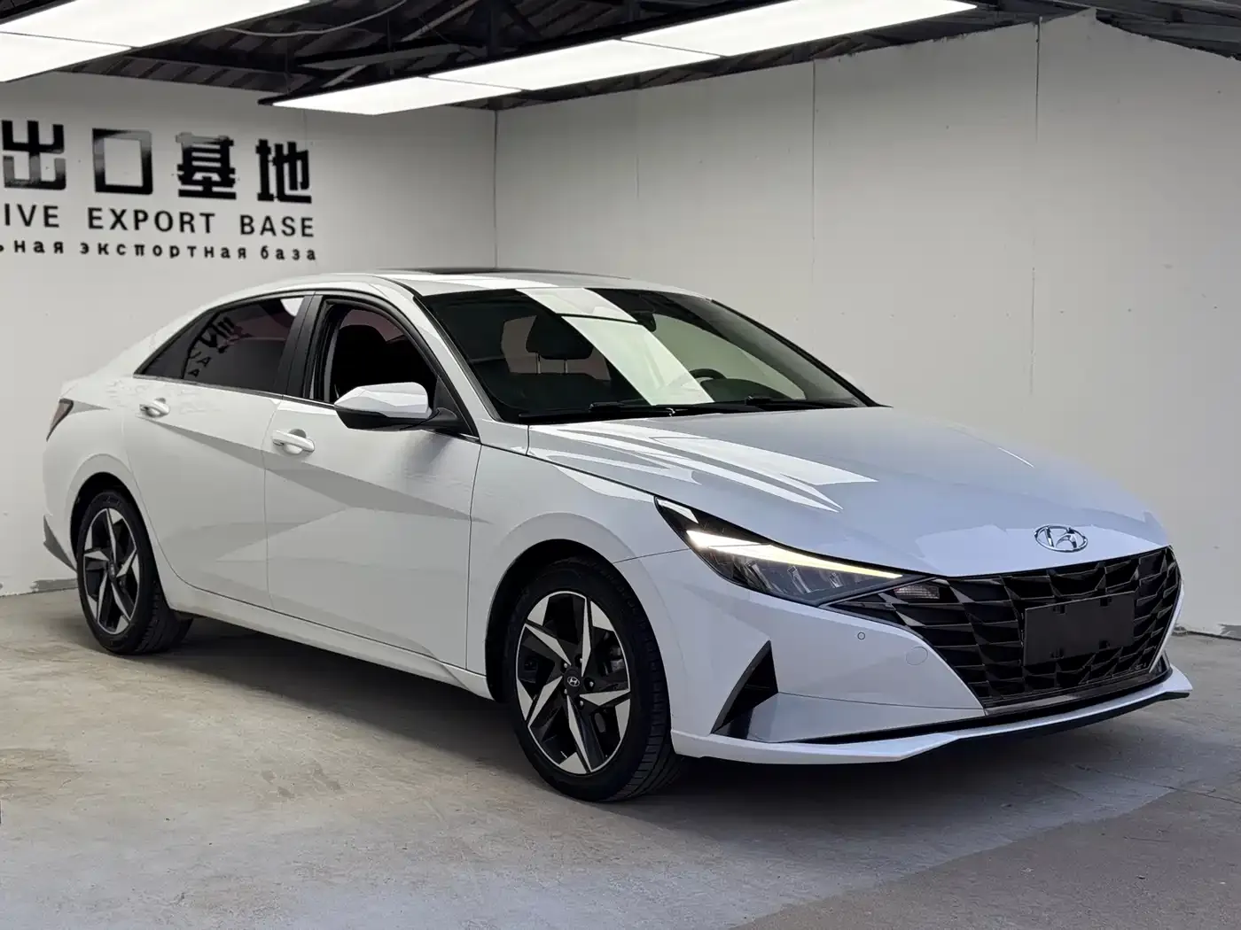 Hyundai Elantra 1.5L CVT LUX Premium Edition 2022 — фото 3