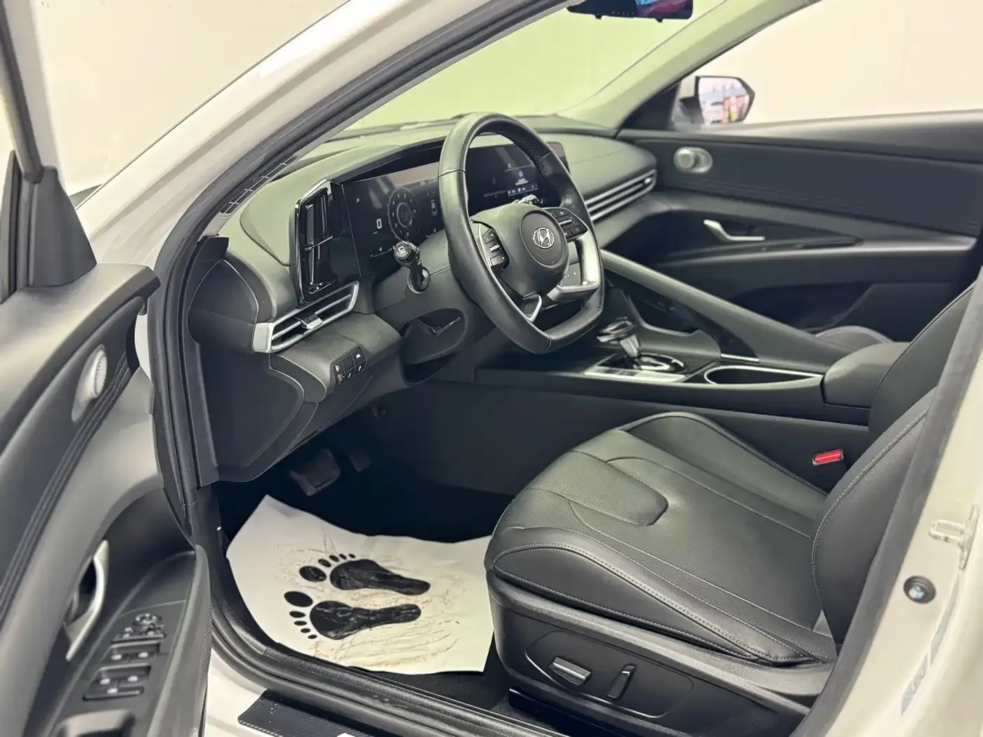 Hyundai Elantra 1.5L CVT LUX Premium Edition 2022 — фото 7