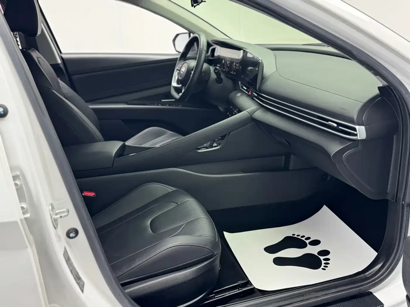 Hyundai Elantra 1.5L CVT LUX Premium Edition 2022 — фото 14
