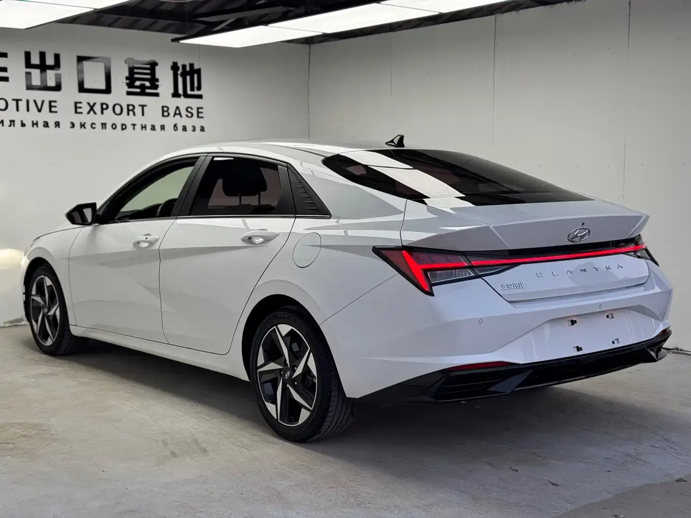 Hyundai Elantra 1.5L CVT LUX Premium Edition 2022 — фото 4
