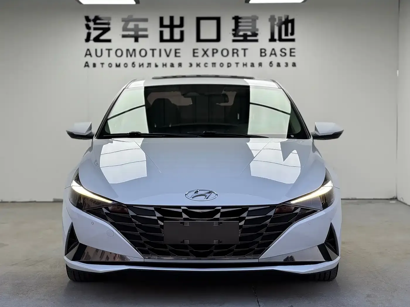 Hyundai Elantra 1.5L CVT LUX Premium Edition 2022 — фото 2