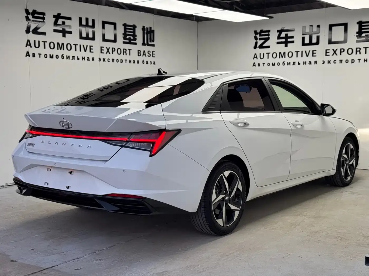 Hyundai Elantra 1.5L CVT LUX Premium Edition 2022 — фото 6