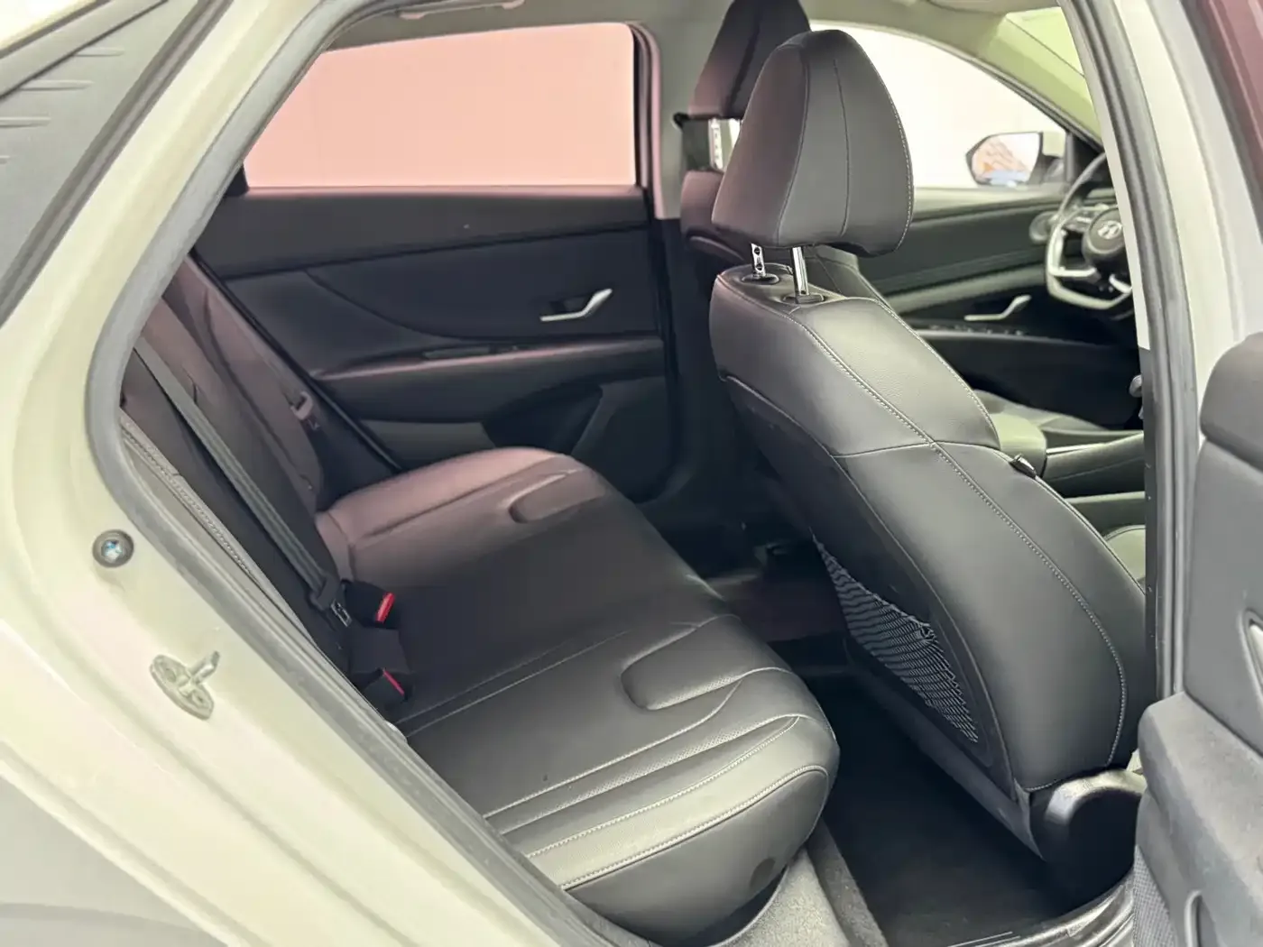 Hyundai Elantra 1.5L CVT LUX Premium Edition 2022 — фото 13