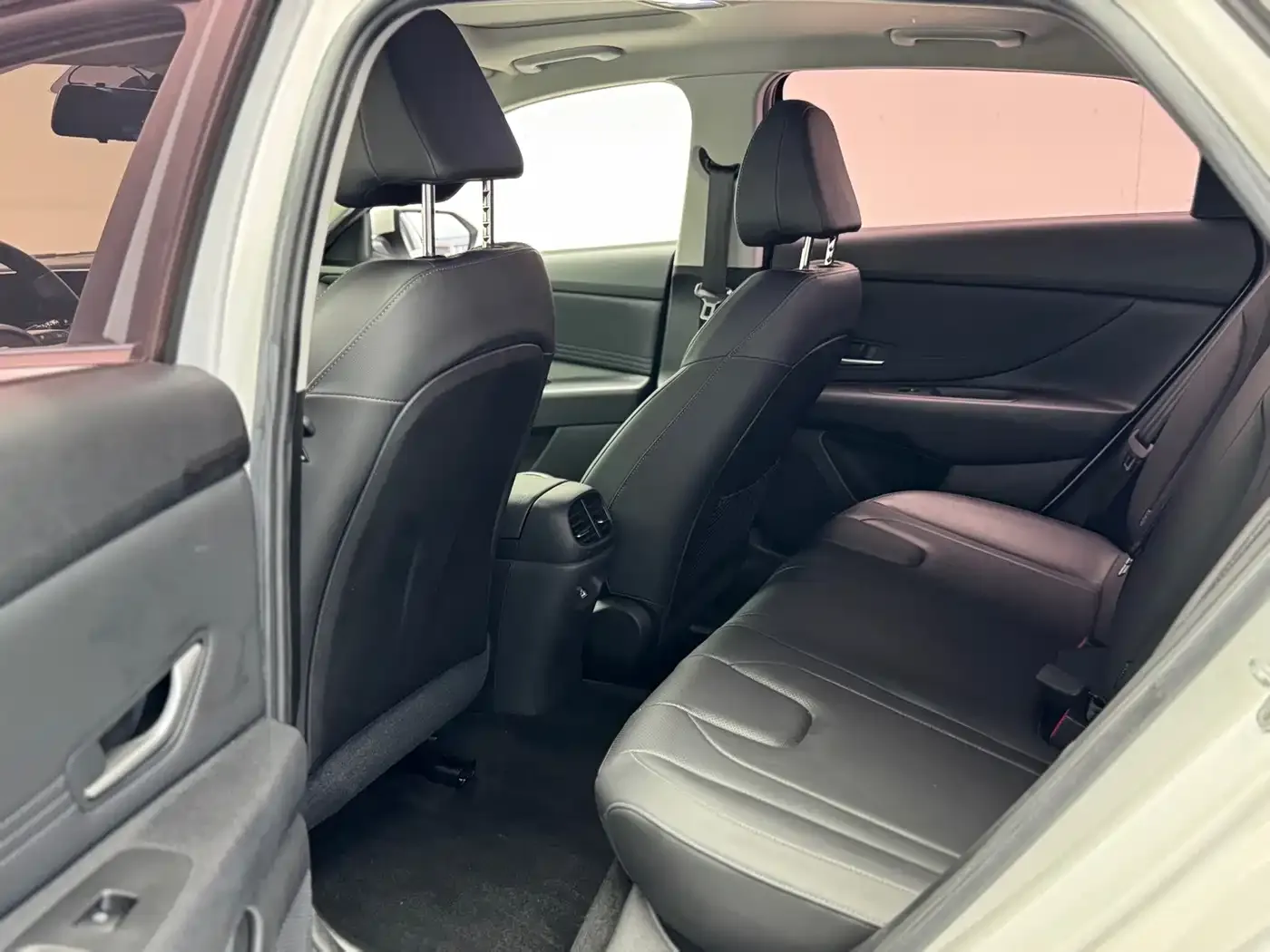 Hyundai Elantra 1.5L CVT LUX Premium Edition 2022 — фото 8