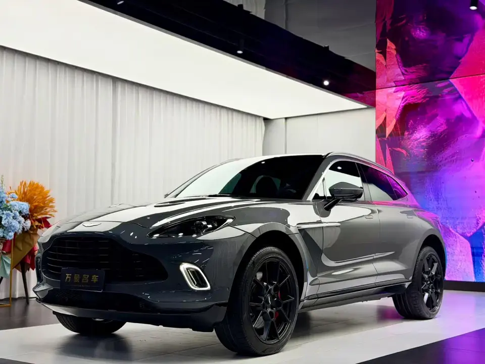 Aston Martin DBX 3.0T STRAIGHT-SIX 2022
